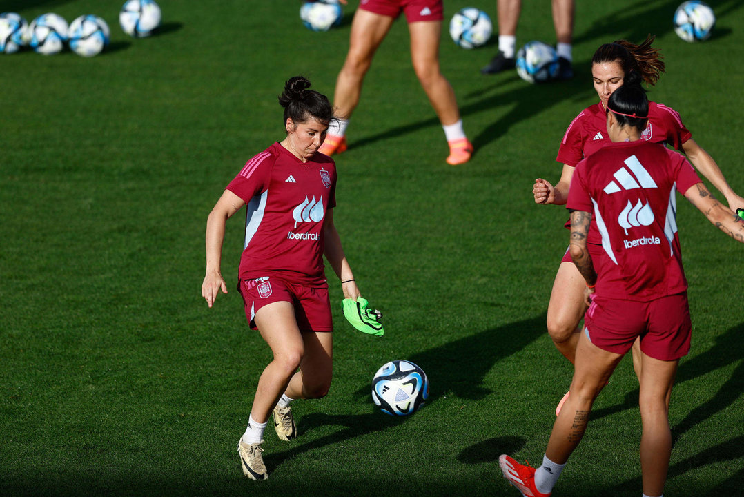 La delantera de la selección española Lucía García (i) participa en el entrenamiento de este lunes en la Ciudad del Fútbol de Las Rozas, en Madrid, donde el equipo nacional prepara su doble partido de clasificación para la Euro 2025 ante Dinamarca. EFE/ Rodrigo Jiménez