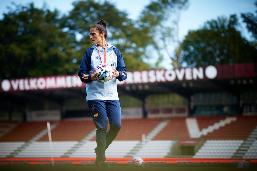 La entrenadora de la selección española Montse Tomé dirige el entrenamiento de este jueves en el Vejle Stadion de Dinamarca, donde el equipo nacional disputará mañana ante la selección danesa el primero de sus dos partidos de clasificación para la Euro de 2025. EFE/RFEF/David Aliaga SOLO USO EDITORIAL, SOLO DISPONIBLE PARA ILUSTRAR LA NOTICIA QUE ACOMPAÑA (CRÉDITO OBLIGATORIO) FOTO RFEF