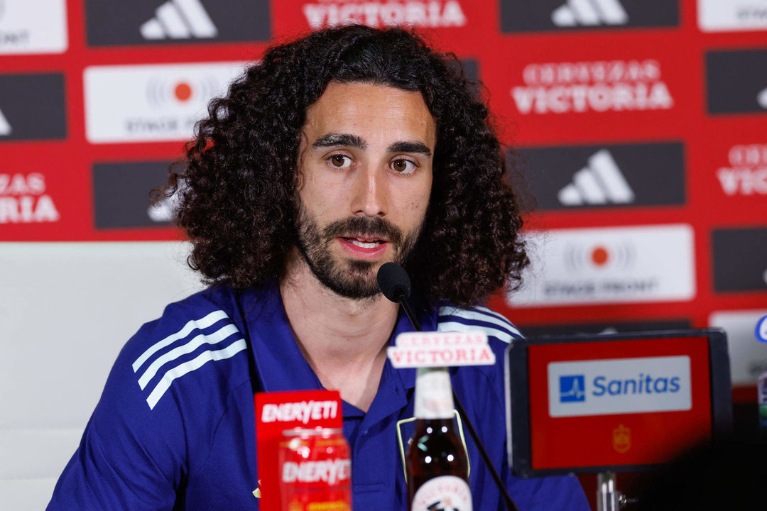 El defensa de la selección española Marc Cucurella asiste a una rueda de prensa este martes en Badajoz, en la víspera del encuentro amistoso ante la selección de Andorra en el Estadio Nuevo Vivero. EFE/Julio Muñoz