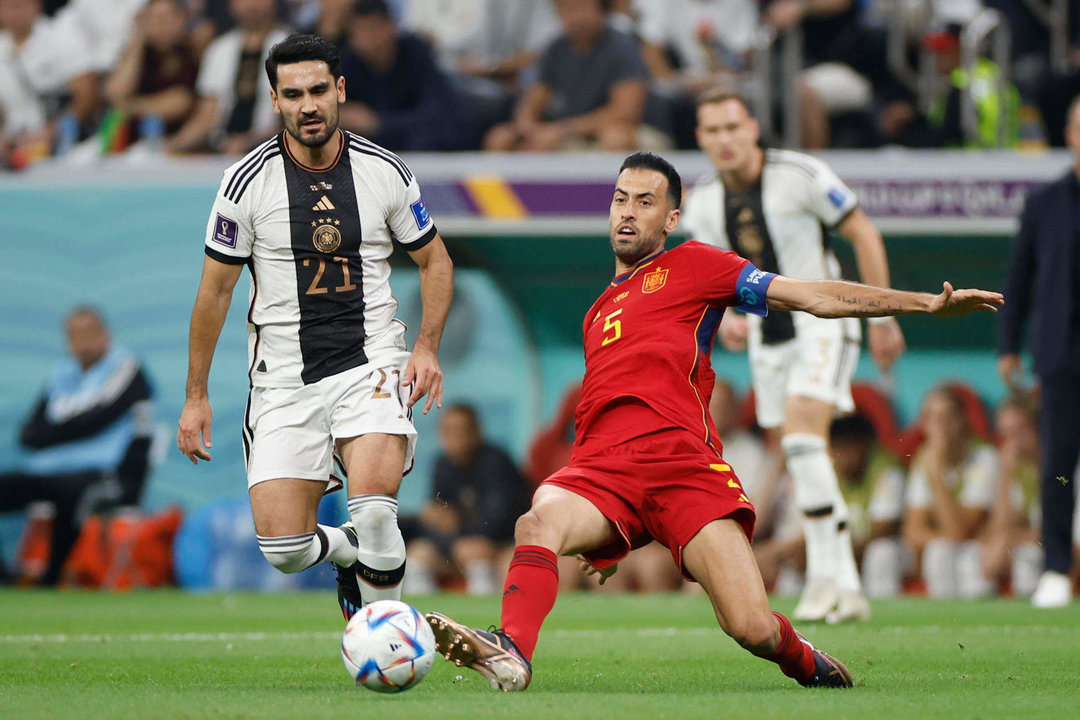 Sergio Busquets (d) de España disputa un balón con İlkay Gündogan de Alemania hoy, en un partido de la fase de grupos del Mundial de Fútbol Qatar 2022 entre España y Alemania en el estadio Al Bait en Al Khor (Catar). EFE/ Alberto Estevez