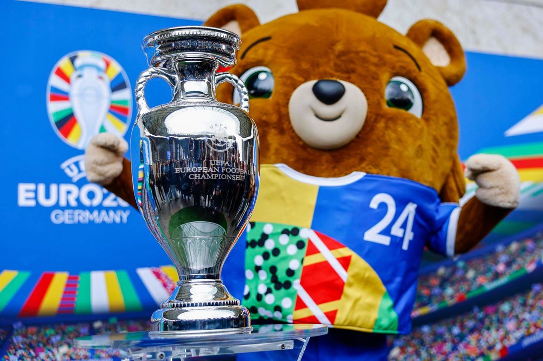 Albaert, la mascota de la Eurocopa 2024, posa junto al trofeo del torneo, en una foto de archivo. EFE/EPA/HANNIBAL HANSCHKE