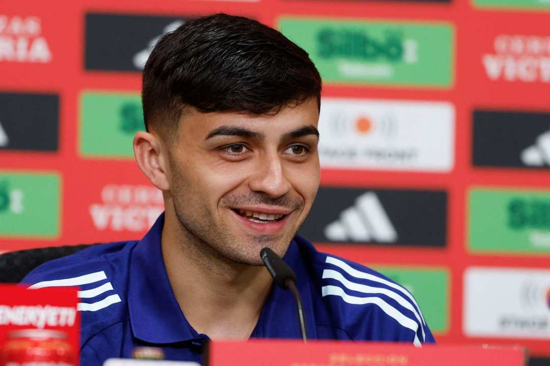 El jugador de la selección española de fútbol Pedri, durante la rueda de prensa en Donaueschingen. EFE/ J.J. Guillén