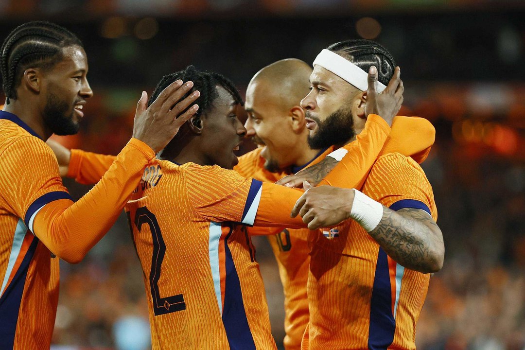 El jugador Memphis Depay (d) celebra un gol durante el partido amistos que han jugado Países Bajos e Islandia en Rotterdam,EFE/EPA/MAURICE VAN STEEN