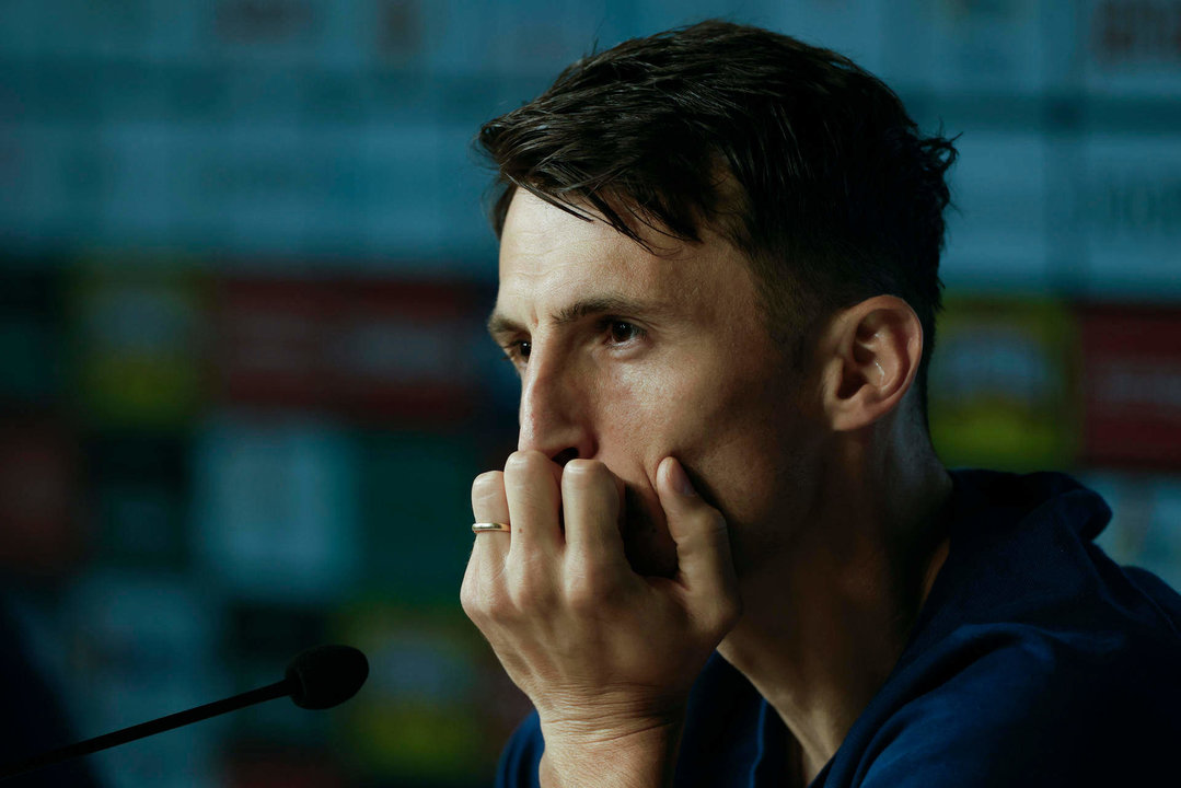 El delantero de la selección croata de fútbol Ante Budimir durante una rueda de prensa previa a su entrenamiento de este miércoles en la ciudad alemana de Neurupinn, su lugar de concentración para la Eurocopa 2024. EFE/ Alberto Estevez