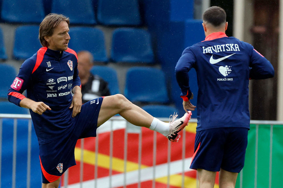 El centrocampista de la selección croata de fútbol Luka Modrić (i) durante el entrenamiento de este miércoles en la ciudad alemana de Neurupinn, su lugar de concentración para la Eurocopa 2024. EFE/ Alberto Estévez