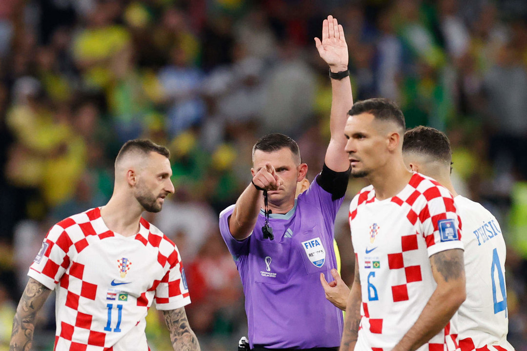 El árbitro inglés Michael Oliver (c) durante el partido de los cuartos de final del Mundial de Qatar 2022 entre Croacia y Brasil, en el estadio Ciudad de la Educación en Rayán (Catar) EFE/ Esteban Biba