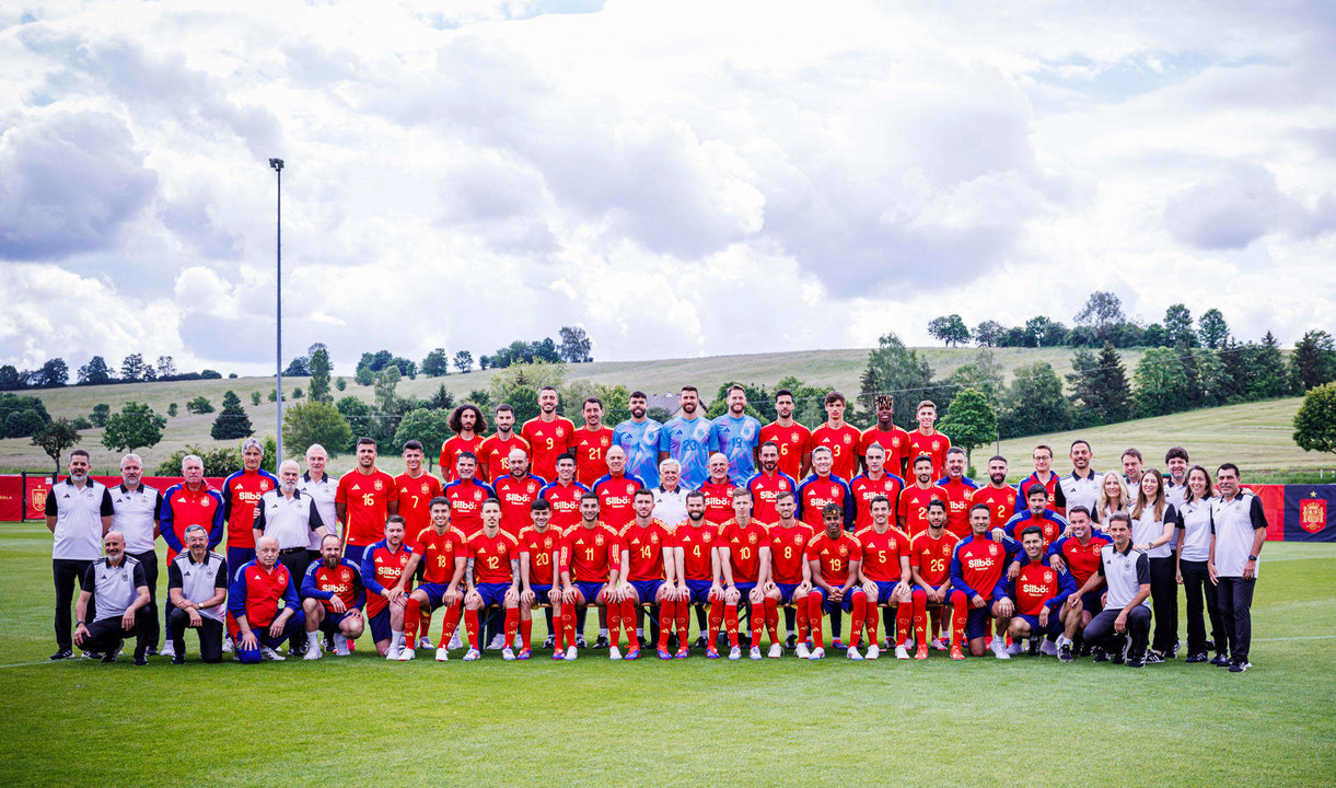 - La selección española se hizo este jueves, a dos días de su estreno en la Eurocopa 2024, la foto oficial del torneo, con los 26 internacionales y el seleccionador Luis de la Fuente posando en un momento que reflejó la buena sintonía con el presidente de la Federación, Pedro Rocha. EFE/RFEF/Pablo García