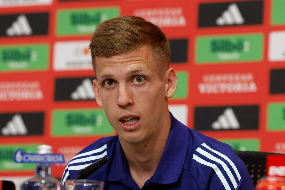 El delantero de la selección española Dani Olmo durante la rueda de prensa posterior al entrenamiento celebrado este jueves en la localidad alemana de Donaueschingen. EFE/ JJ Guillén