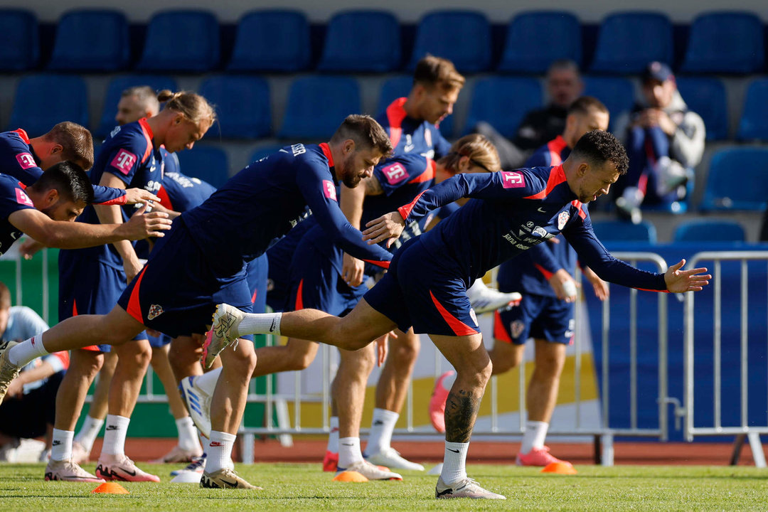 El jugador croata Ivan Perisic (ddcha) realiza ejercicios junto a sus compañeros durante el entrenamiento de su selección este jueves en Neuruppin (Alemania). España se enfrentará a Croacia el próximo sábado en su primer partido de la Eurocopa 2024. EFE/Alberto Estevez