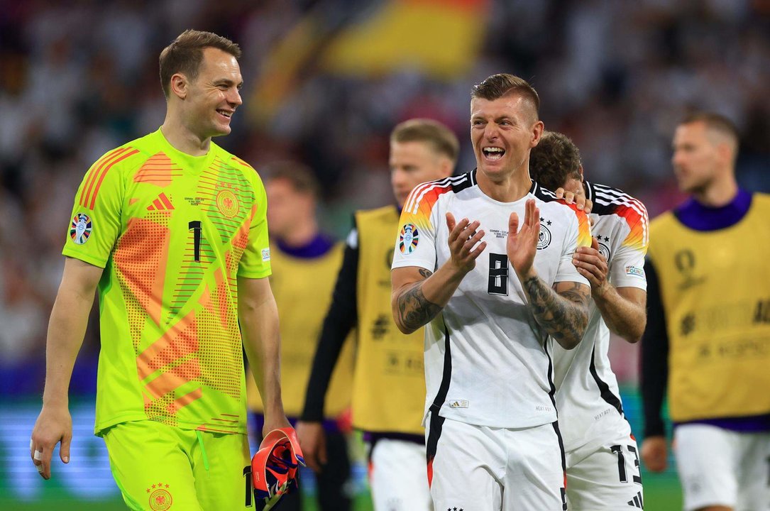 El portero Manuel Neuer (i) y Toni Kroos (c) de Alemania celebran ganar el partido del grupo A de la Eurocopa 2024 entre su selección y Escocia en Munich, Alemania. EFE/EPA/MARTÍN DIVISEK