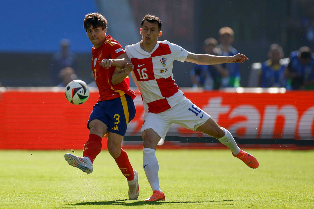 BEl defensa de la selección española Robin Le Normand (i) disputa el balón frente a Ante Budimir (d), delantero de la selección croata, durante el partido del grupo B de la Eurocopa 2024 entre España y Croacia, este sábado en el Estadio Olímpico de Berlín, Alemania. EFE/Alberto Estévez