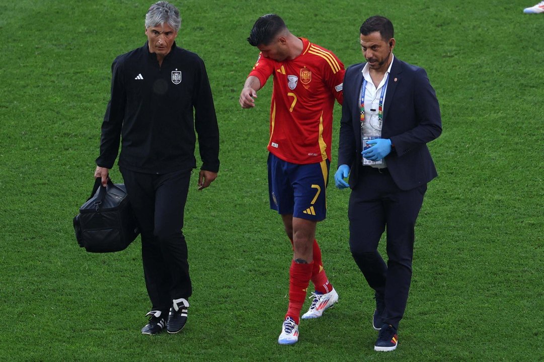 El jugador Álvaro Morata (c) abandona el campo durante el partido del grupo B que han jugado España y Croacia en Berlín, Alemania. EFE/EPA/ABEDIN TAHERKENAREH