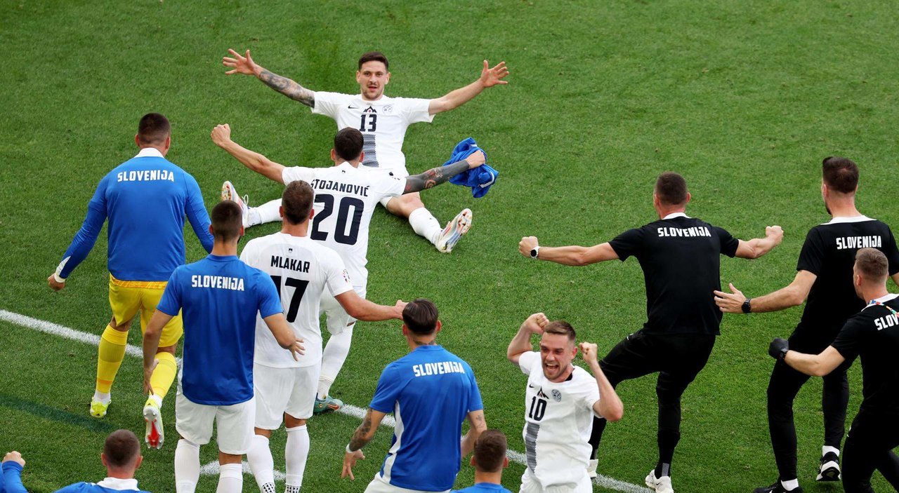 El jugador de Eslovenia Erik Janza celebra con sus compañeros el gol del empate durante el partido del grupo C que han jugado Eslovenia y Dinamarca en Stuttgart, Alemania.EFE/EPA/MOHAMED MESSARA