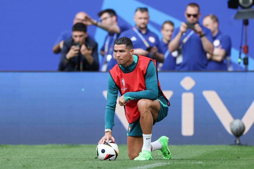 El jugador portugués Cristiano Ronaldo duranta un entrenamiento previo al partido contra la República Checa en Leipzig, Alemania. EFE/EPA/MIGUEL A. LOPES