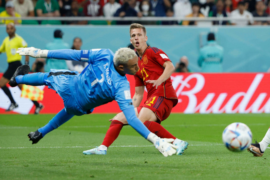 Dani Olmo (d) de España disputa un balón con Keylor Navas de Costa Rica en un partido de la fase de grupos del Mundial de Fútbol Qatar 2022 entre España y Costa Rica en Doha (Catar)  en foto de archivo de Juanjo Martin. EFE