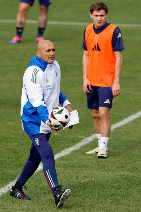 El seleccionador italiano, Luciano Spalletti, junto al centrocampista Nicolo Barella durante un entrenamiento de la selección de Italia realizado en Iserlohn (Alemania). EFE/ Alberto Estévez