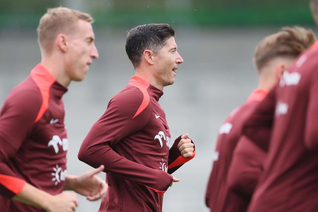 Robert Lewandowski, (c), ya se reincorporó este miércoles al entrenamiento con el grupo para apurar su puesta a punto para el decisivo duelo del grupo D de este viernes contra Austria. EFE/EPA/Leszek Szymanski