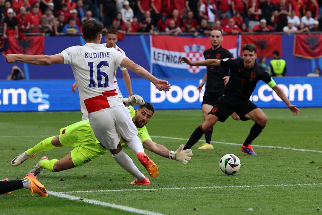 El delantero croata Ante Budimir (I) en accioón antes del 2-1 durante el partido del grupo B que han jugado Croacia y Albania en Hamburgo, Alemania. EFE/EPA/ABEDIN TAHERKENAREH