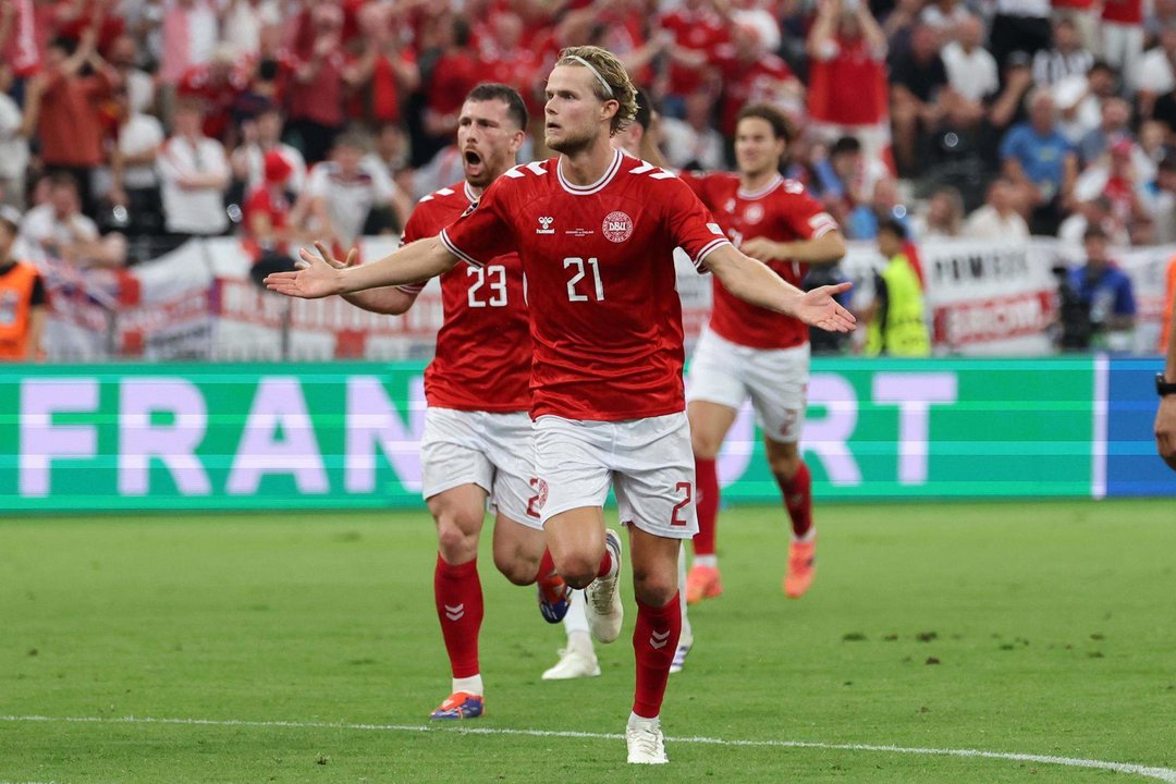 El medio danés Morten Hjulmand celebra el 1-1 durante el partido del grupo C que han jugado Dinamarca e Inglaterra en Fráncfort, Alemania. EFE/EPA/ABEDIN TAHERKENAREH