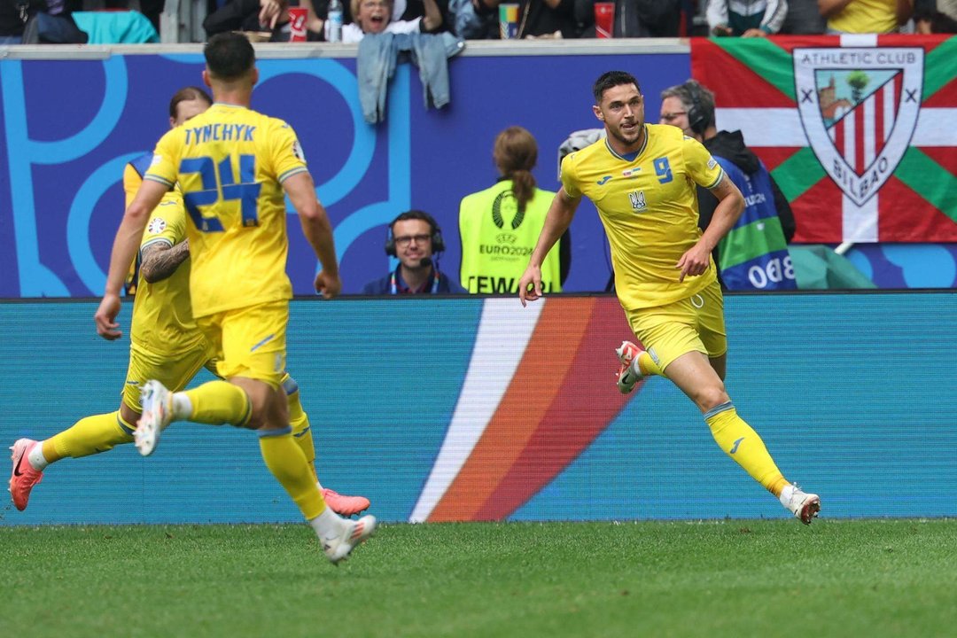 El jugador ucraniano Roman Yaremchuk (d) celebra el 2-1 durante el partido del grupo E que han jugado Eslovaquia y Ucrania en Düsseldorf en Alemania. EFE/EPA/CHRISTOPHER NEUNDORF