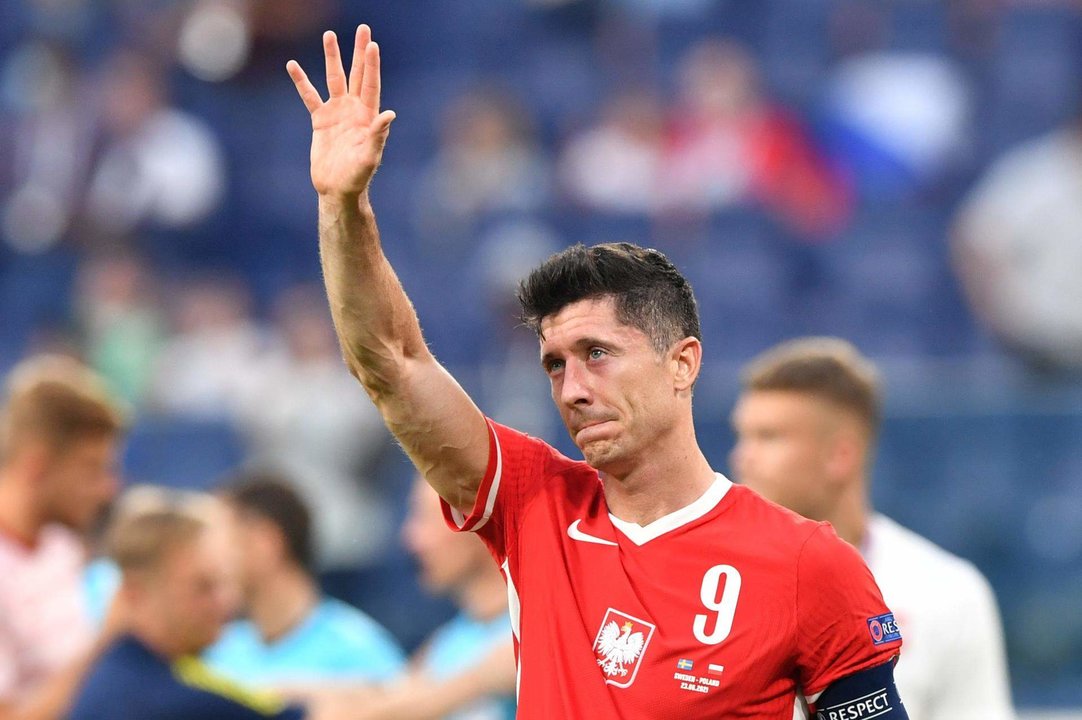 El polaco Robert Lewandowski saluda a la afición tras el partido de la Eurocopa 2020 entre las selecciones de Suecia y Polonia, en San Petersburgo, en el que marcó dos goles. EFE/EPA/Adam Warzawa