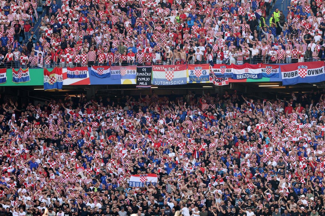 Hinchas de Croacia en Hamburgo, Alemania. EFE/EPA/ABEDIN TAHERKENAREH