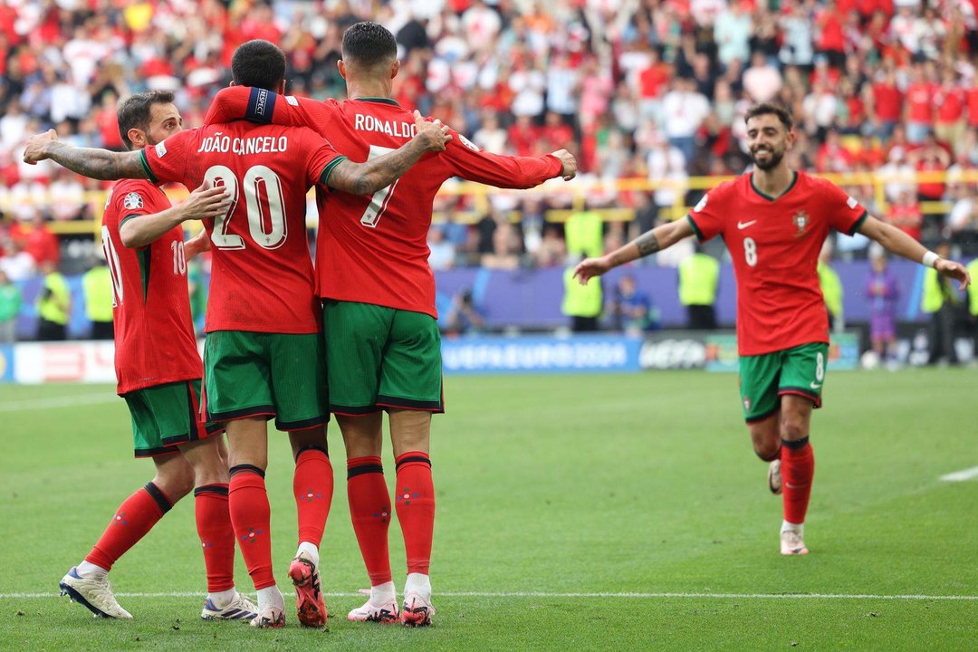 Los jugadores de Portugal Bruno Fernandes (d), Bernardo Silva (I), Joao Cancelo (2-I) y Cristiano Ronaldo celebran el 0-3 durante el partido del grupo F que han jugado Turquía y Portugal, en Dortmund, Alemania. EFE/EPA/MIGUEL A. LOPES