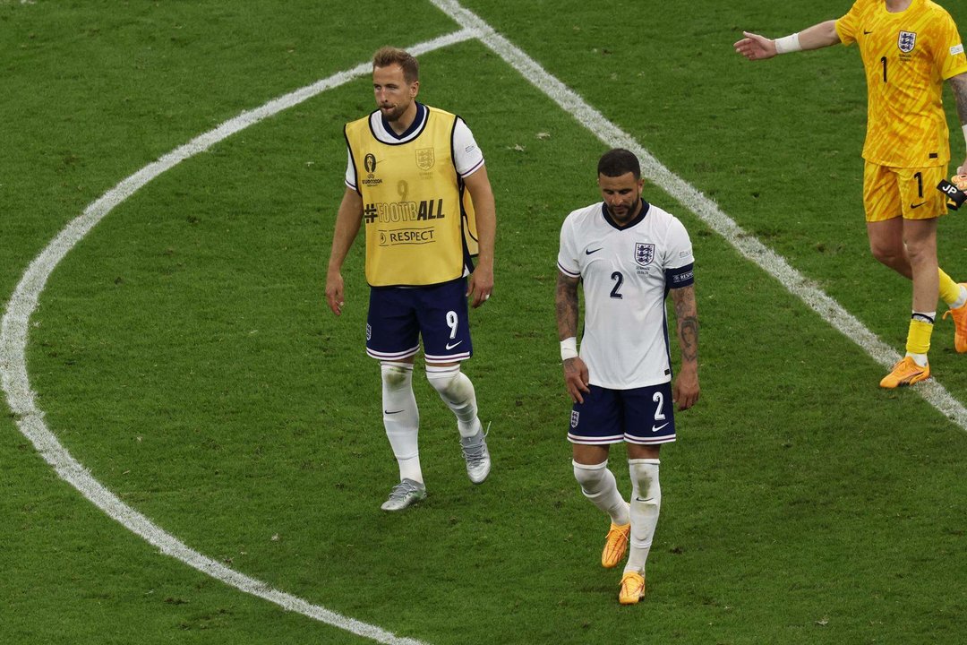 Harry Kane (I) y Kyle Walker tras el partido contra Dinamarca en Fránkfort, Alemania. EFE/EPA/ROBERT GHEMENT