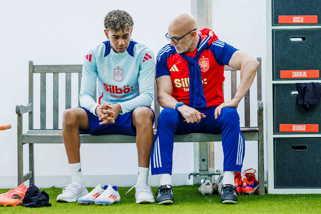 El seleccionador español, Luis de la Fuente, conversa con el delantero Lamine Yamal durante el entrenamiento de la selección española de fútbol este martes en el lugar de concentración de Donaueschingen. EFE/RFEF