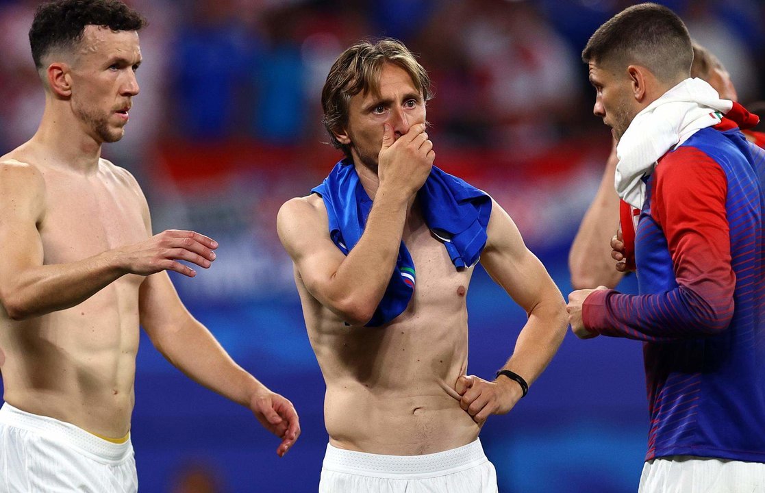 El croata Luka Modric se lamenta tras esfumarse la victoria en el minuto 98 en el duelo jugado en Leipzig, Alemania. EFE/EPA/FILIP SINGER