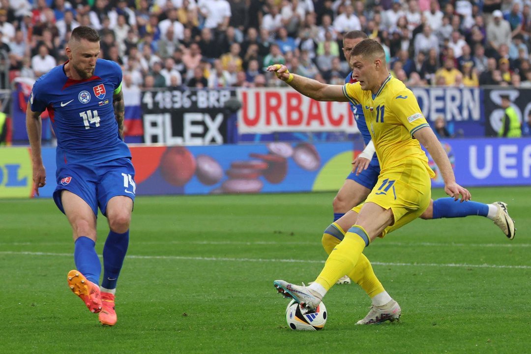 El jugador ucraniano Artem Dovbyk en acción contra el eslovaco Milan Skriniar (i) durante el partido de fútbol del grupo E de la Eurocopa 2024 entre Eslovaquia y Ucrania, en Dusseldorf, Alemania. EFE/EPA/CHRISTOPHER NEUNDORF