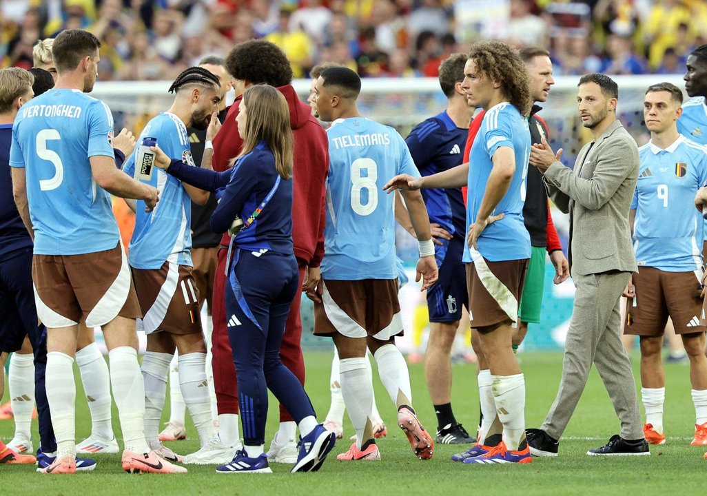 El técnico de Bélgica Domenico Tedesco (2d) tras el final del Bélgica-Ucrania en Stuttgart, Alemania EFE/EPA/RONALD WITTEK