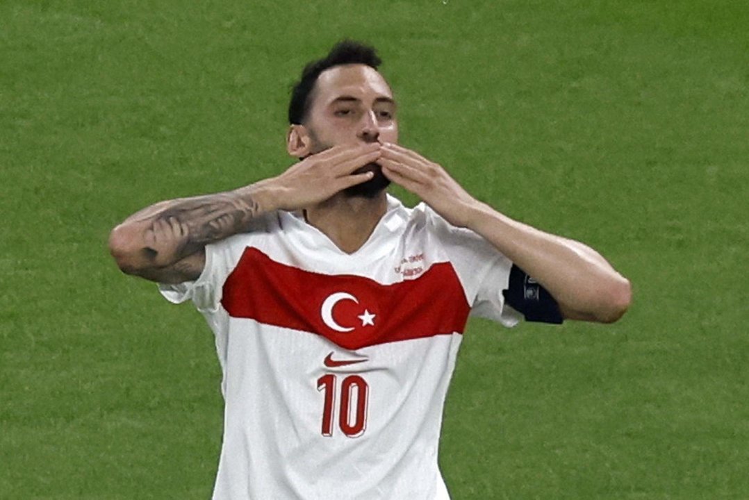 El jugador turco Hakan Calhanoglu celebra el 0-1 durante el partido del grupo E que han jugado la Repíblca Checa y Turquía en Hamburgo, Alemania. EFE/EPA/ROBERT GHEMENT