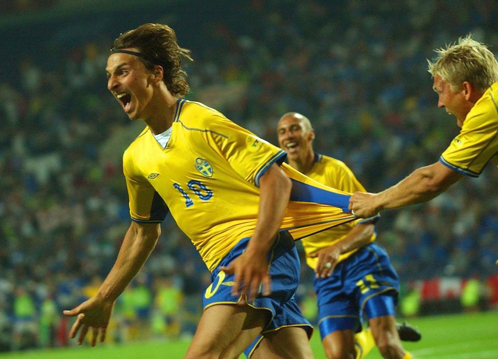 Zlatan Ibrahimovic celebra el gol del empate ante Italia en la Eurocopa de 2004. EPA/GEORGI LICOVSKI/Archivo