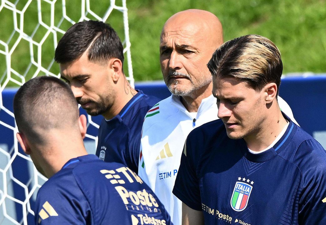 El seleccionador italiano Luciano Spalletti (C) asiste a una sesión de entrenamiento del equipo nacional en Iserlohn, Alemania. EFE/EPA/DANIEL DAL ZENNARO