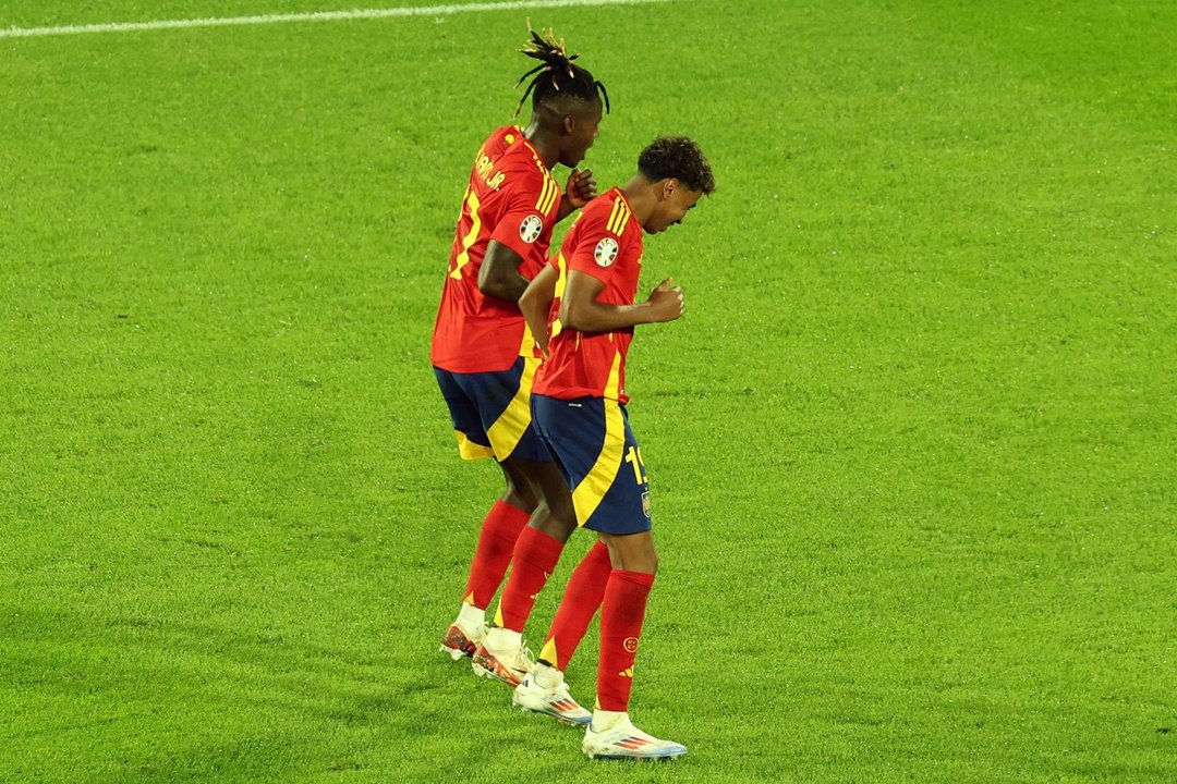 Los españoles Nico Williams (i) y Lamine Yamal (d) celebran la consecución del tercer gol ante Georgia durante el partido de octavos de final de la Eurocopa que ambas selecciones disputaron este domingo en Colonia (Alemania). EFE/EPA/MOHAMED MESSARA