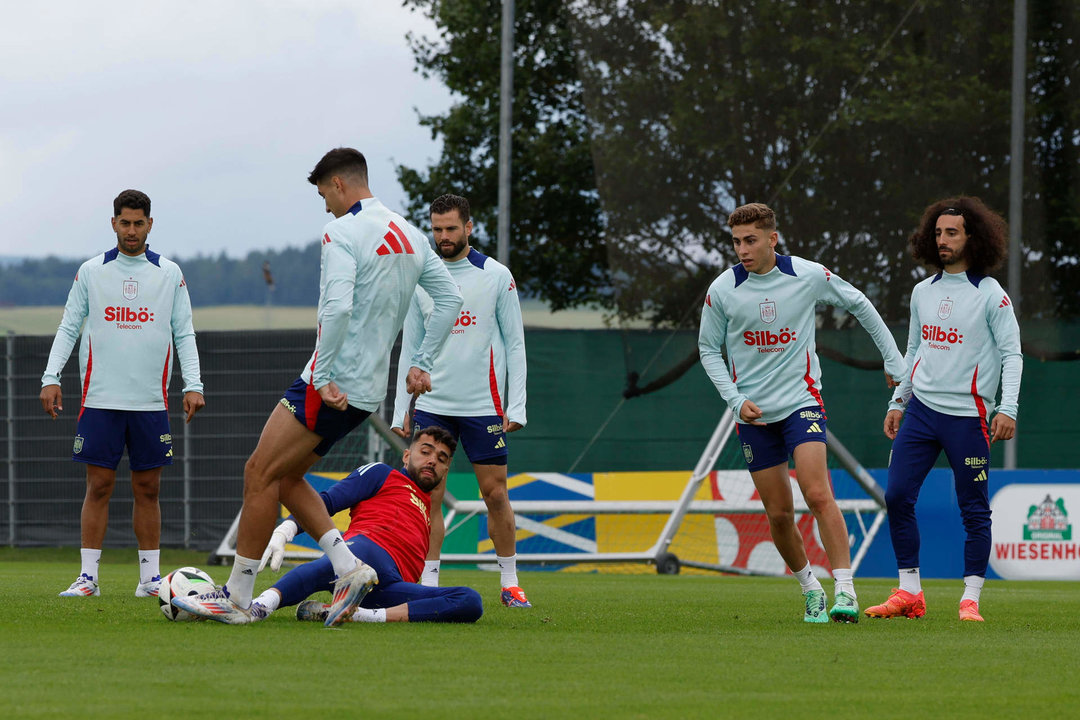 Los jugadores de la selección española durante el entrenamiento en la localidad alemana de Donaueschingen, para preparar su próximo partido ante Alemania en cuartos de final de la Eurocopa 2024. EFE/J.J. Guillén