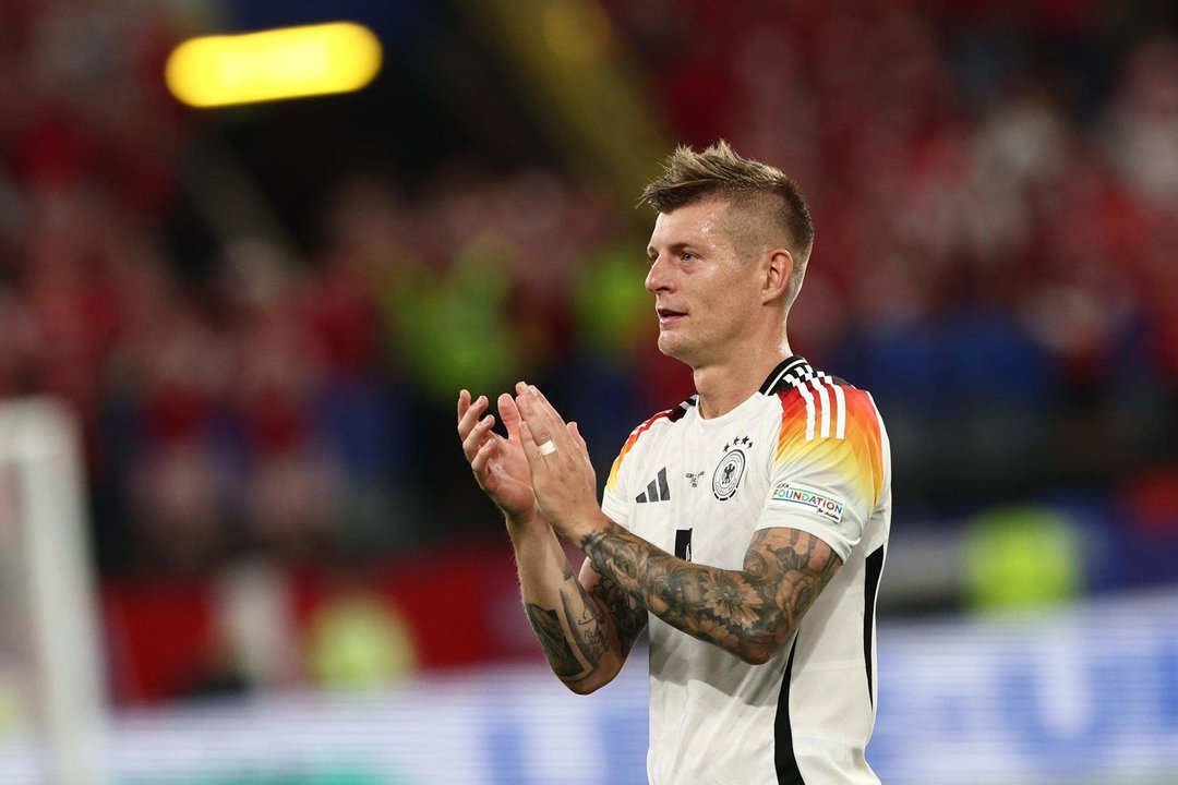El jugador de la selección alemana Toni Kroos celebra tras ganar el partido de octavos de final de la Eurocopa 2024 entre Alemania y Dinamarca, en Dortmund. EFE/EPA/ANNA SZILAGYI