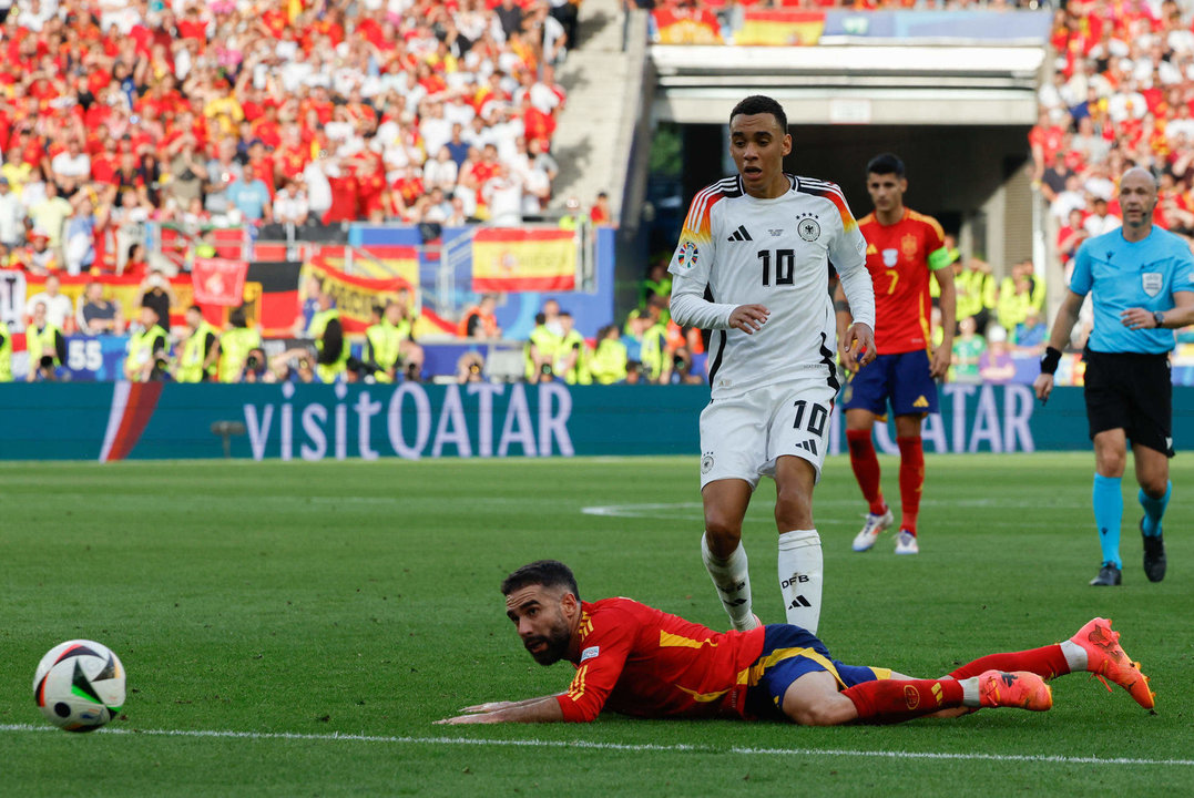 El defensa de España Dani Carvajal junto a Jamal Musiala (detrás), de Alemania, durante el partido de cuartos de final de la Eurocopa entre España y Alemania, en Stuttgart. EFE/JJ Guillén