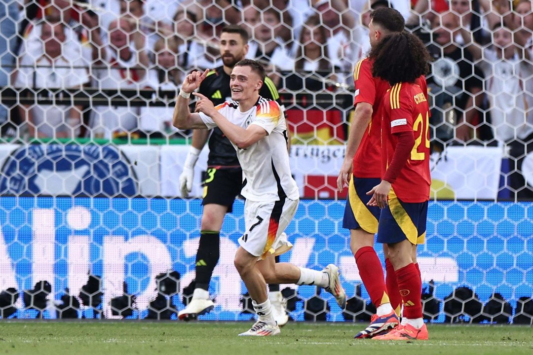 El alemán Florian Wirtz (c) pide mano de Marc Cucurella durante el partido de cuartos de la Eurocopa 2024 entre España y Alemania en Stuttgart, Alemania EFE/EPA/ANNA SZILAGYI