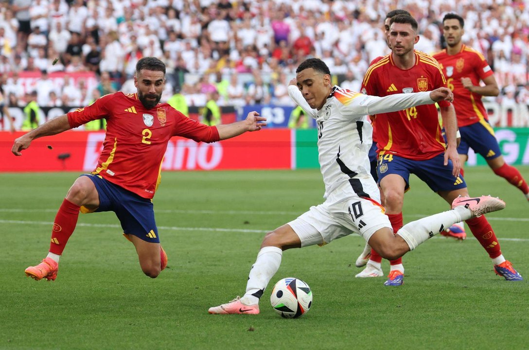 Dani Carvajal (i) y Jamal Musiala durante el encuentro de cuartos de final de la Eurocopa 2024 que midió a España y a Alemania. EFE/EPA/FRIEDEMANN VOGEL