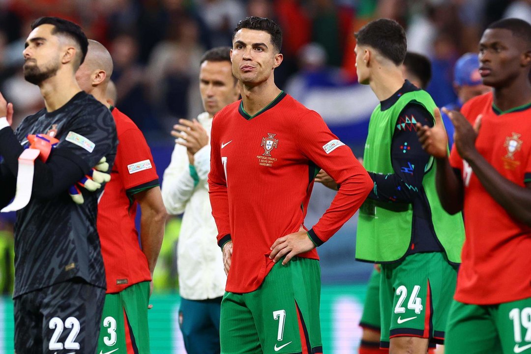 Cristiano Ronaldo lamenta la eliminación de Portugal en la Eurocopa 2024. EFE/EPA/FILIP SINGER