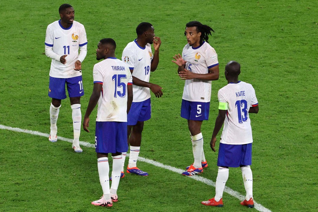 Jugadores de la selección francesa durante el partido de cuartos de final de la Eurocopa 2024 que midió a Francia contra Portugal. EFE/EPA/ABEDIN TAHERKENAREH