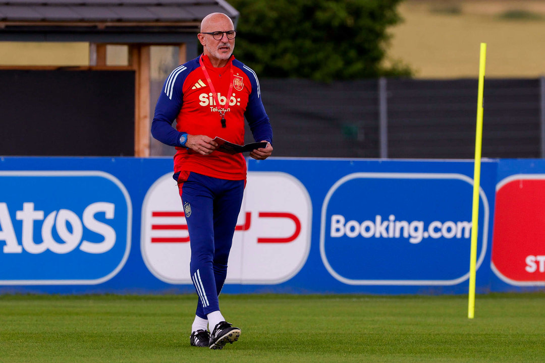 El seleccionador español Luis De la Fuente durante el entrenamiento que su equipo ha realizado en Donaueschingen tras eliminar a Alemania en cuartos de final de la Eurocopa 2024. EFE/ J.J. Guillen