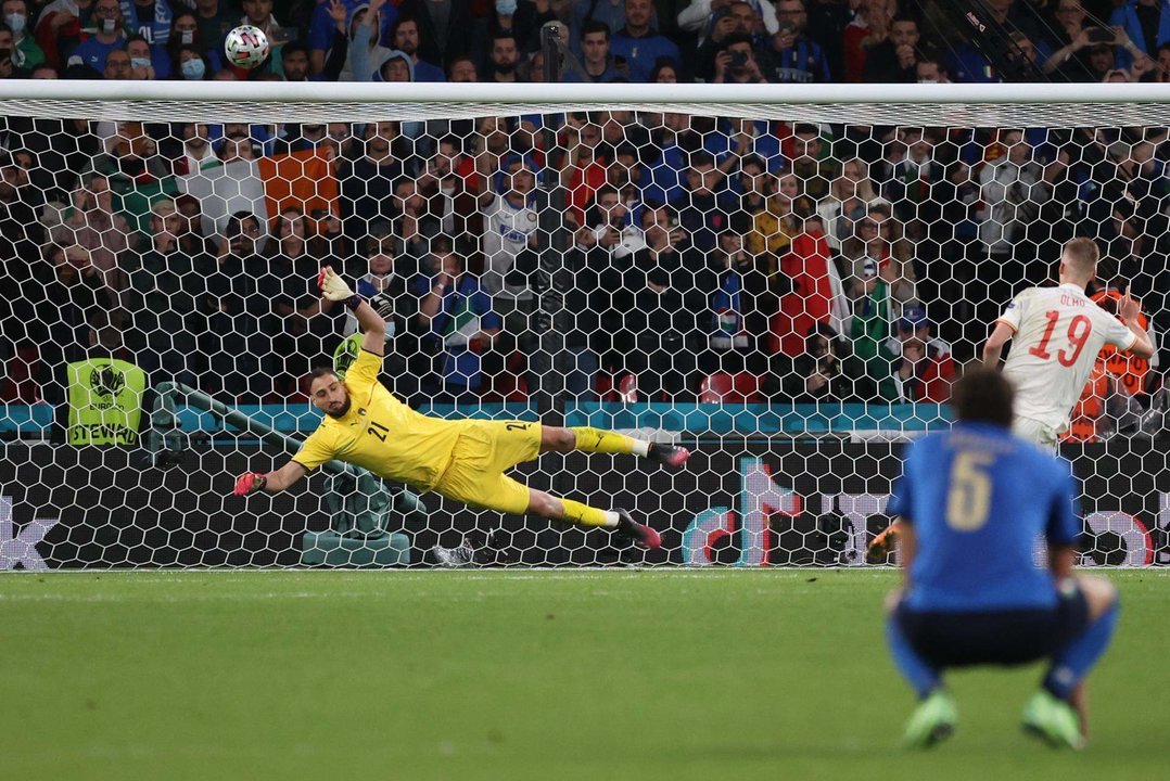 El delantero de la selección española Dani Olmo (d) falla ante Donnadumma (i), portero de Italia, durante el partido de semifinales de la Eurocopa 2020 entre España e Italia en Wembley, en Londres. EFE/Kiko Huesca