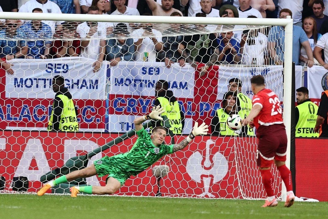 Xherdan Shaqiri, centrocampista de Suiza , en la tanda de penaltis contra Iglaterra en Düsseldorf, Alemania. EFE/EPA/ANNA SZILAGYI