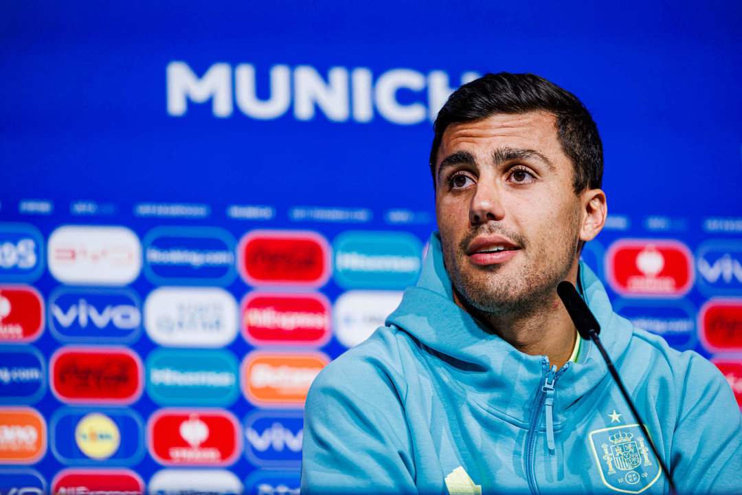 MÚNICH (ALEMANIA), 08/07/2024.- El centrocampista de la selección española Rodrigo Hernández "Rodri" asiste a una rueda de prensa en Múnich, Alemania, este lunes, en la víspera del partido de semifinales de la Eurocopa 2024 ante Francia. EFE/RFEF/Pablo García SOLO USO EDITORIAL/ SOLO DISPONIBLE PARA ILUSTRAR LA NOTICIA QUE ACOMPAÑA / (CRÉDITO OBLIGATORIO) FOTO RFEF