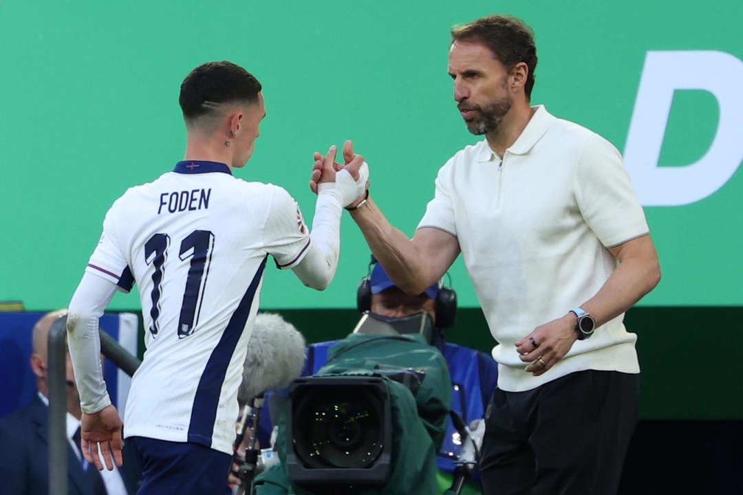 El ingñés Phil Foden (I) y el seleccionador Gareth Southgate en foto de archivo de GEORGI LICOVSKI. EFE/EPA