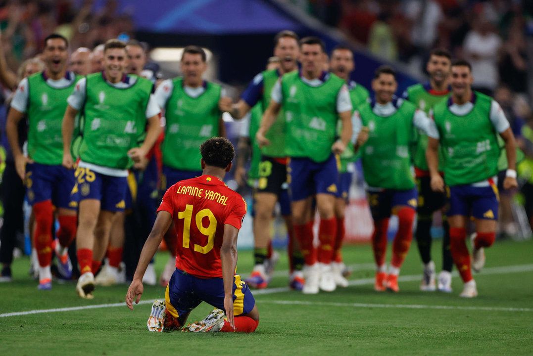 El delantero de la selección española Lamine Yamal celebra tras marcar ante Francia, durante el partido de semifinales de la Eurocopa de fútbol que España y Francia disputan este martes en Múnich. EFE/Alberto Estévez