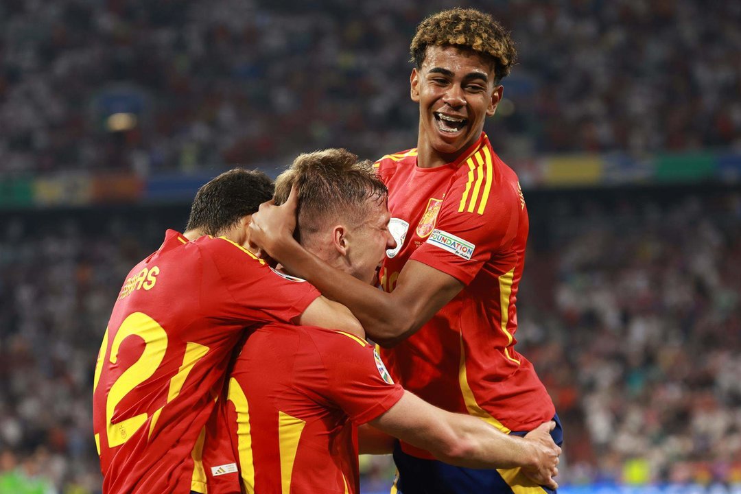 Daniel Olmo y Lamine Yamal celebran el 2-1 durante el partido de semifinales de la Eurocopa de fútbol que España y Francia disputan este martes en Múnich.  EFE/EPA/CLEMENS BILAN